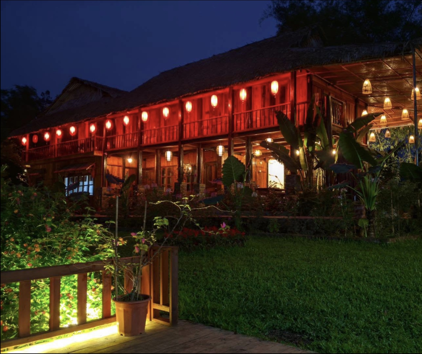 Ún's House at night