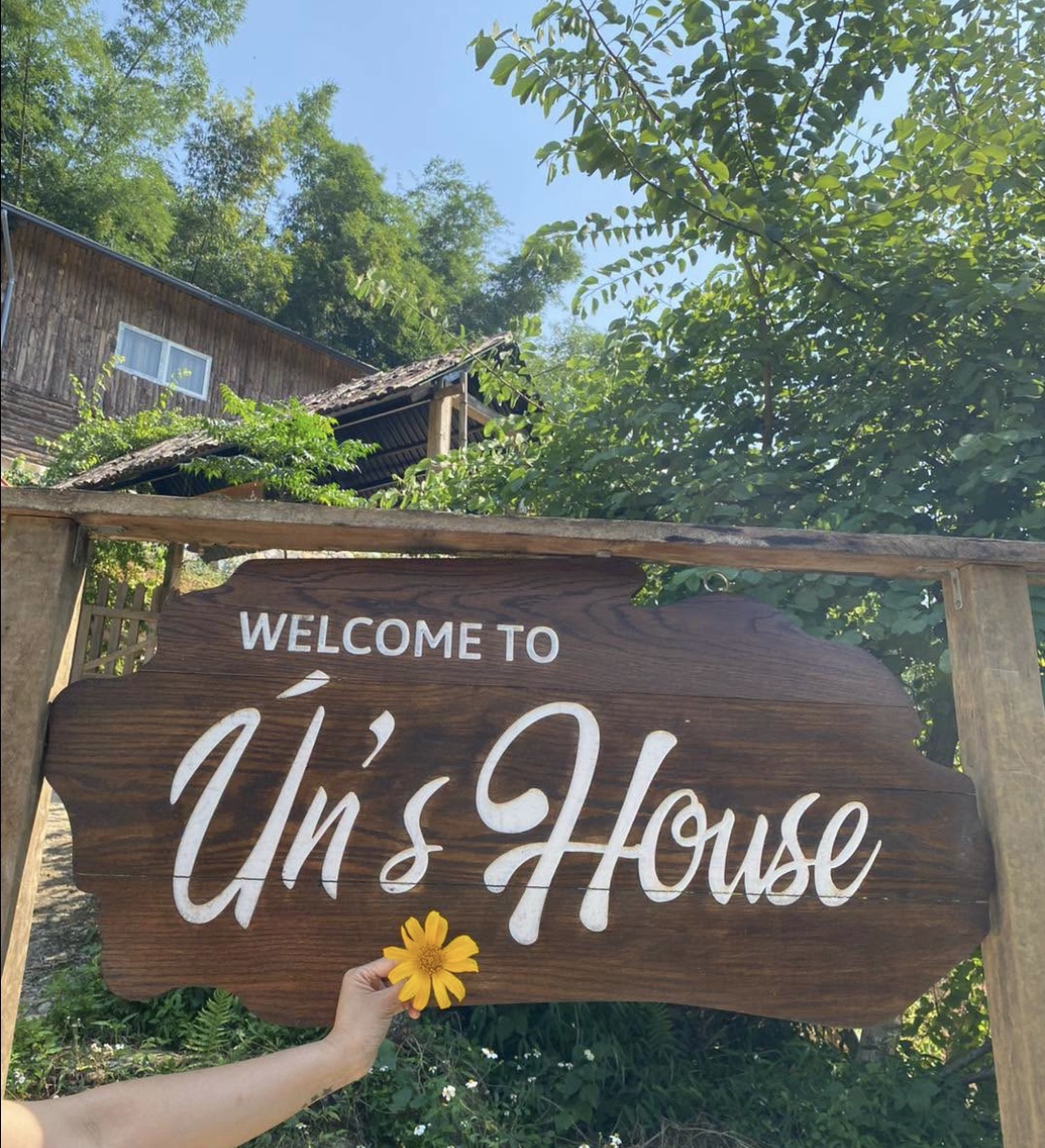 Ún's House welcome sign